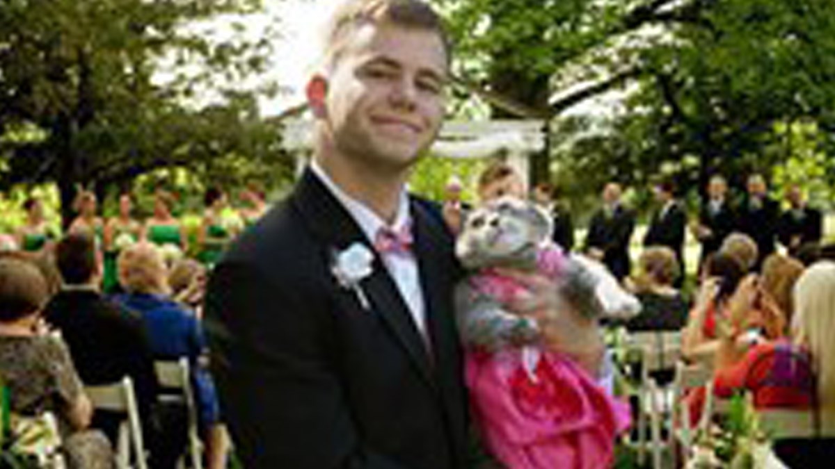 Nikad nećete pogoditi tko je pratnja ovom mladiću za maturalnu večer